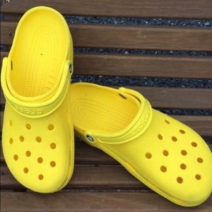 They are new not used yellow size 8 women’s crocs